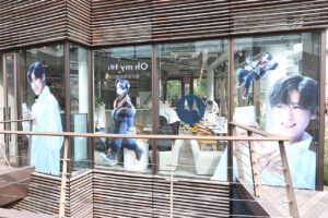 目黒蓮モトローラCM“穴場のカフェ”北青山で期間限定登場！新ビジュアルでラッピング7