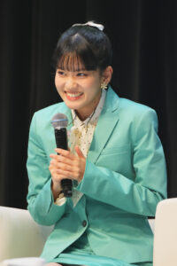 大西亜玖璃FCイベントでスーツ姿！「デビュー4周年前にイベントができてうれしい」3