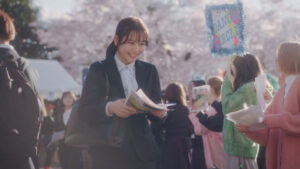 目黒蓮 桜の花びらと舞うように楽しげ！「キリン 午後の紅茶」新CMは大学の先輩8