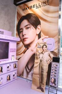 山田涼介 全身パネルなど！「MAYBELLINE NEW YORK」ポップアップ期間限定開催2