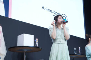 芹澤優、雨宮天、花澤香菜「黒岩メダカに私の可愛いが通じない」AJ2025ステージ開催2