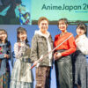 平田広明、東山奈央、上田瞳ら「片田舎のおっさん、剣聖になる」AJ2025ステージ開催