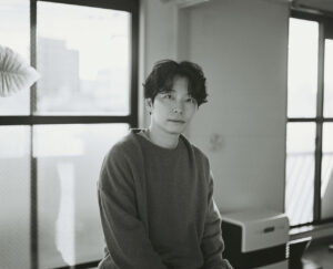 星野源『ワンダ』新CM登場＆新曲『Star』起用！セーター＆スーツ姿や遊び心で“くるくる”9