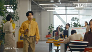 星野源『ワンダ』新CM登場＆新曲『Star』起用！セーター＆スーツ姿や遊び心で“くるくる”5