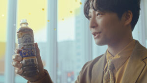 星野源『ワンダ』新CM登場＆新曲『Star』起用！セーター＆スーツ姿や遊び心で“くるくる”7