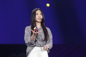 乃木坂46 6期生ファン前では初お披露目！“魔法使い”・巫女・華道・書道など多彩23