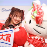 希空 キティーちゃんとニッコリ！ホラン千秋と『2025年サンリオキャラクター大賞』開幕告げる