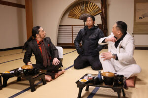 中間淳太と藤井流星タコさんエプロン姿で“睨み”で突撃！『裏社員』新場面写9点公開2