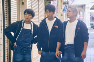 中間淳太と藤井流星タコさんエプロン姿で“睨み”で突撃！『裏社員』新場面写9点公開10