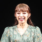 愛加あゆ『ビートルジュース』で「楳図かずおみたい」なシーン笑顔で語る