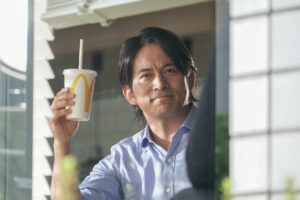 岡田准一「昔、踊っていたっていう意地」！「プレミアムローストアイスコーヒー」新CM10