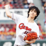 豆原一成 JO1“11”背負ってマツダ スタジアムで始球式!「メンバー全員で来た気持ちで」
