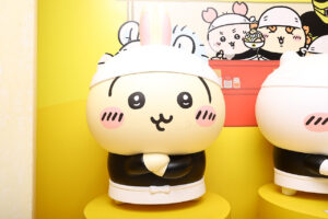 「ちいかわラーメン 豚」池袋PARCOオープン！世界観にどっぷりパトランプも回転4