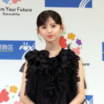 齋藤飛鳥、「生まれも育ちも葛飾で…」葛飾区のイベントアンバサダー!飛鳥ちゃんの肩を抱いて記念撮影したのは…