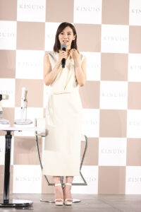 北川景子 「家族」が美しい人生に繋がる！KINUJOアンバサダー就任で髪の悩みも告白9