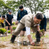 市原隼人 青森「弥生の里」にサプライズで田植え！『おいしい給食 炎の修学旅行』