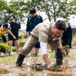 市原隼人 青森「弥生の里」にサプライズで田植え！『おいしい給食 炎の修学旅行』