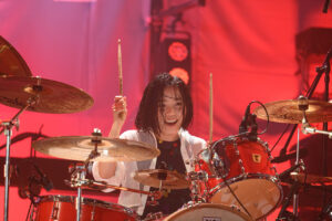 佐藤健らファンをかき分け颯爽な『グラスハート』場面写真初解禁！ジャケ写風アート解禁2