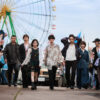 佐藤健らファンをかき分け颯爽な『グラスハート』場面写真初解禁！ジャケ写風アート公開