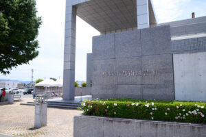 菊池雄星選手デザインのマンホールカバーは盛岡市の都南図書館に7