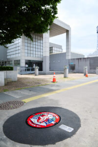菊池雄星選手デザインのマンホールカバーは盛岡市の都南図書館に12