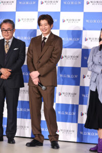 田中圭“妻”“一目惚れ”のお相手と笑顔で会見！『おい、太宰』完成報告会三谷幸喜と開催2