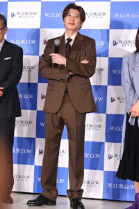 田中圭“妻”“一目惚れ”のお相手と笑顔で会見！『おい、太宰』完成報告会三谷幸喜と開催7