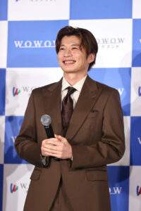 田中圭“妻”“一目惚れ”のお相手と笑顔で会見！『おい、太宰』完成報告会三谷幸喜と開催8