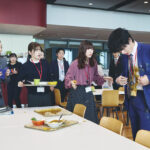 横山裕スーツ姿で白石聖からカレーぶちまけ!小芝風花とはもみ合い『私の夫と結婚して』場面写
