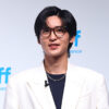 目黒蓮「目の健康を考えないとまずい」とCMに気持ち込める！丁寧にグラス置く姿も