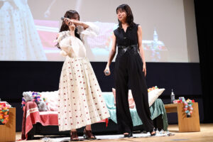 加藤史帆 森カンナ超接近囁きに赤面！「彩香ちゃんは弘子先輩に恋してる」歓声連発5