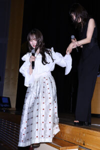 加藤史帆 森カンナ超接近囁きに赤面！「彩香ちゃんは弘子先輩に恋してる」歓声連発13