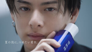 Number_i雪肌精“i Bright.”CM第2弾で内からあふれ出す透明感！岸優太「つめたい愛をお届け」5