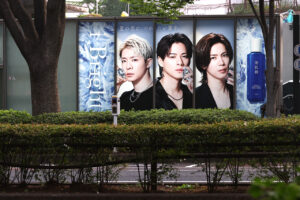 Number_i・平野紫耀、神宮寺勇太、岸優太 陽の光浴びて輝く！雪肌精新ビジュアル表参道ヒルズジャック26