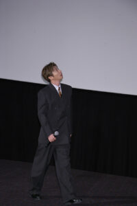 「三谷幸喜『おい、太宰』劇場版」初日の写真特集！田中圭 劇場の高さに興味津々や笑顔溢れる3