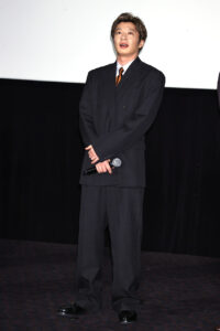 「三谷幸喜『おい、太宰』劇場版」初日の写真特集！田中圭 劇場の高さに興味津々や笑顔溢れる4
