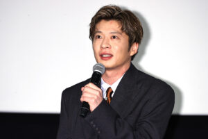 「三谷幸喜『おい、太宰』劇場版」初日の写真特集！田中圭 劇場の高さに興味津々や笑顔溢れる7