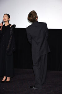 「三谷幸喜『おい、太宰』劇場版」初日の写真特集！田中圭 劇場の高さに興味津々や笑顔溢れる9