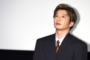 「三谷幸喜『おい、太宰』劇場版」初日の写真特集！田中圭 劇場の高さに興味津々や笑顔溢れる11