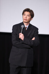 「三谷幸喜『おい、太宰』劇場版」初日の写真特集！田中圭 劇場の高さに興味津々や笑顔溢れる12
