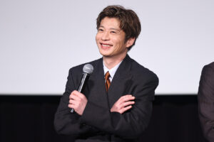 「三谷幸喜『おい、太宰』劇場版」初日の写真特集！田中圭 劇場の高さに興味津々や笑顔溢れる13