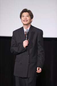 「三谷幸喜『おい、太宰』劇場版」初日の写真特集！田中圭 劇場の高さに興味津々や笑顔溢れる15