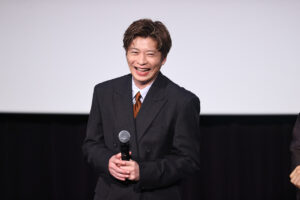 「三谷幸喜『おい、太宰』劇場版」初日の写真特集！田中圭 劇場の高さに興味津々や笑顔溢れる16