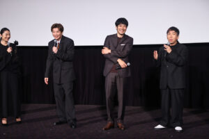 「三谷幸喜『おい、太宰』劇場版」初日の写真特集！田中圭 劇場の高さに興味津々や笑顔溢れる17