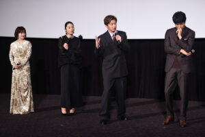 「三谷幸喜『おい、太宰』劇場版」初日の写真特集！田中圭 劇場の高さに興味津々や笑顔溢れる19