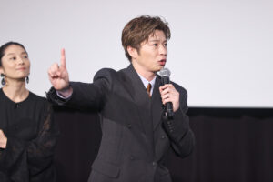 「三谷幸喜『おい、太宰』劇場版」初日の写真特集！田中圭 劇場の高さに興味津々や笑顔溢れる20