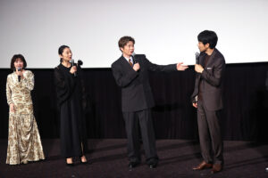 「三谷幸喜『おい、太宰』劇場版」初日の写真特集！田中圭 劇場の高さに興味津々や笑顔溢れる22
