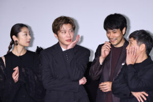 「三谷幸喜『おい、太宰』劇場版」初日の写真特集！田中圭 劇場の高さに興味津々や笑顔溢れる24