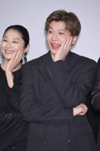「三谷幸喜『おい、太宰』劇場版」初日の写真特集！田中圭 劇場の高さに興味津々や笑顔溢れる41