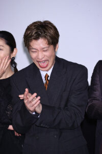 「三谷幸喜『おい、太宰』劇場版」初日の写真特集！田中圭 劇場の高さに興味津々や笑顔溢れる29